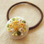 白と黄小花のブーケ刺繍 くるみボタンヘアゴム