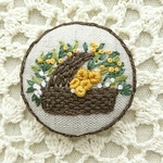リネンの刺繍ブローチ イエローグリーンのバスケット