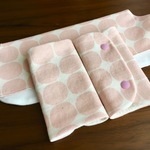 だっこ紐用カバーのセット【北欧風ふぞろい小石のドット／ピーチ】