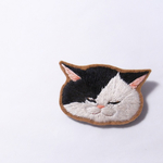 ねむいねこ　ブローチ　＊白黒　＊刺繍