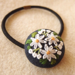 白い花のブーケ刺繍 くるみボタンヘアゴム