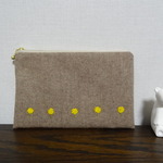 黄色いお花の刺繍入りフラットポーチ