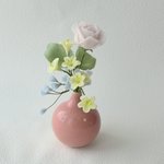 ピンクが可愛い小さな一輪挿し 