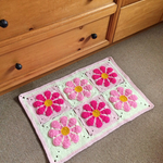 レトロでカラフルなお花マット　ピンク