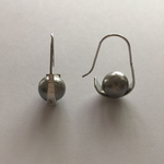 シルバーのコットンパールを乗せたピアス
