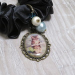 サテンシュシュ　黒　　勉学に励む猫　　（レジンアクセサリー）