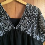 【セール】Ⅴネックのプルオーバー✿ブラック花柄✖シフォン　シュシュ付き