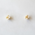 プチフラワーピアス/イヤリング*ベージュ