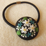 白とブルーの花ブーケ刺繍 くるみボタンヘアゴム
