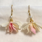 【変更可】花びらとパールのピアス（ピンク）