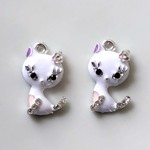ラインストーン付き　おしゃれ猫のチャーム　白５個　C88