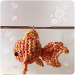 編みぐるみ 金魚のストラップ(引き揃え糸使用)