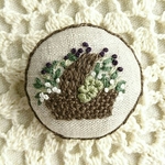 リネンの刺繍ブローチ グリーンのバスケット