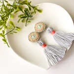 ⛄️SALE⛄️サークル刺繍タッセルイヤリング（ライトグレー）
