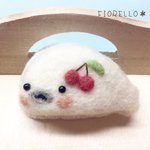 ぷっくりアザラシさんブローチ② ホワイト刺繍