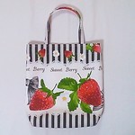 ①大きなイチゴ🍓美味しそう！！①のB5ファイルが縦に入るbag