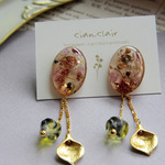 セピアカラーのオーバルピアス（グリーンビーズ）