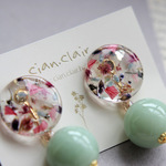 ミントグリーンのビーズとお花のイヤリング