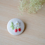 ワイルドストロベリーの刺繍ブローチ