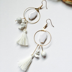 送料無料！！ SALE！！  White×gold  アシメントリー タッセル フープピアス 樹脂、イヤリング対応です。