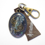 金具変更ＯＫ★蓄光★ホルン宇宙色・レジンキーホルダー大楕円