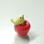 《 フェーヴ 》りんごにのったひよこさん