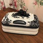 シックなブラックカメリアのついたウエットティッシュケース