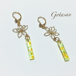 レジンのビーズがゆらゆらピアス