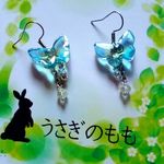 クリアブルーのバタフライピアス