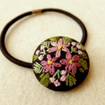 ピンクの花ブーケ刺繍 くるみボタンヘアゴム