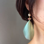 羽根とパールのピアス