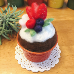 羊毛フェルト  イチゴとベリーのカップケーキピンクッション