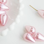 40個　しずくビーズ　パールピンク　アクリル　ドロップ　パール　ピンク