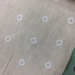 70×50★リネンに菱形の刺繡☆白