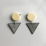再販✨ウッドビーズとモノトーンさんかくピアス