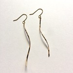 プチプラ イヤリング/樹脂フック対応　大人シンプル ツイストスティックバーゴールドピアス