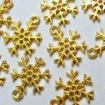 ◆送料込み！◆雪の結晶のチャームG