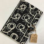 たっぷりサイズ 手描き風 お花 の 母子手帳 通帳ケース