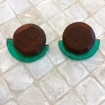 大きなウッドカボションのピアス　グリーン