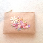 羊毛とフェルトのマーガレットとバラの花刺繍ポーチ  Beige