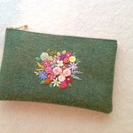 羊毛とフェルトのバラと花刺繍ポーチ  green