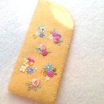 羊毛とフェルトの花刺繍メガネケース