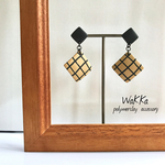 ベージュチェックピアス