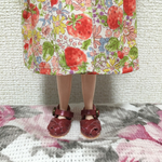 ミニチュア  パール濃いピンク色の革のストラップサンダル　編み込みサンダル ブライスに