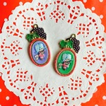 昭和レトロ★デッドストック★刺繍する女の子と猫のチャーム★2個セット