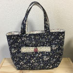 リバーシブルにも使えるかも。小花のミニトート