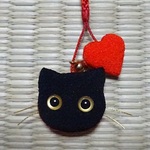 ちりめん根付け　ねこ  (黒猫&ハート) 