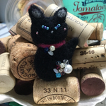 黒猫ブルーの羊毛フェルトブローチ