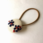 実の重なり 刺繍 ブローチ 