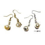 玉乗り猫とパールのアシンメトリーなフックピアス <ゴールド>